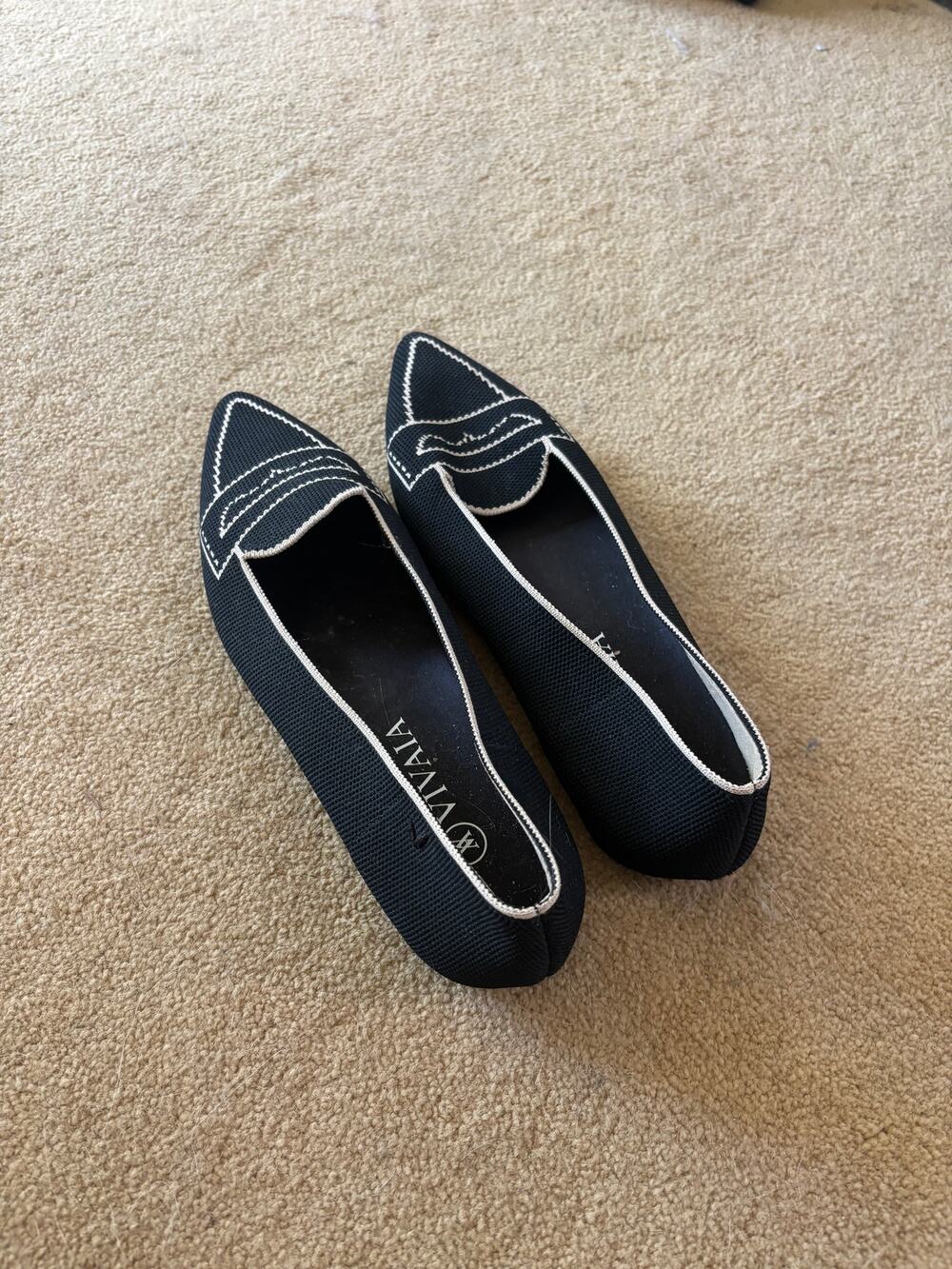 Vivaia Black Knit Pointed-Toe Loafer Flats